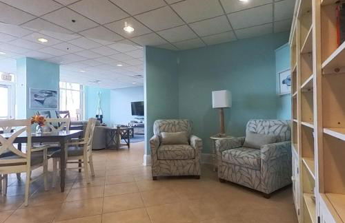 Oceanfront luxury at Hibiscus Breeze, charming 2/2 condo on North Hutchinson Island 3 Month Min - Photo 18