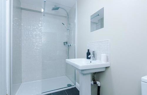 Spacious 4 Bed in Birmingham by 53 Degrees Property, Ideal for Business or Families, Games Room! - Foto 32