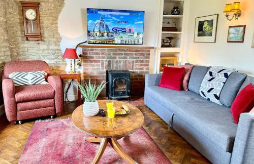 Swan Cottage 2-Bedroom-Netflix-Parking-Nature-Canal - Photo 1