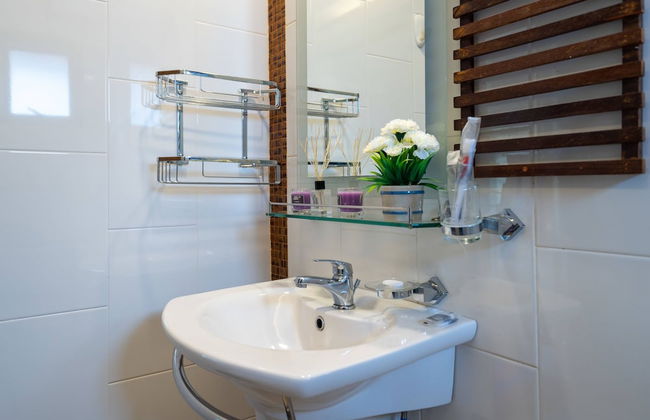 Bright Luxury Villa W Garden Pool & Sauna - Photo 24