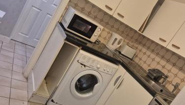 A bedroom flat in a house - Foto 5