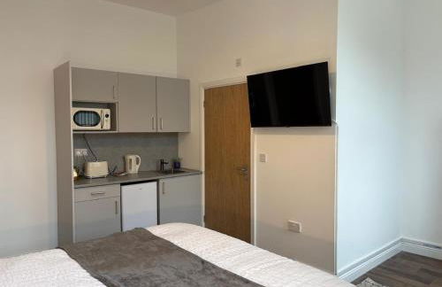 Stylish Studio flat 5, ensuite, kitchenette, Parking, Wifi,Smart TV,Nr Sandwell and Metropolitan Hospital - Foto 12