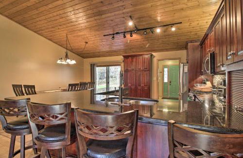 Cabin with Fire Pit and Movie Room, 1 Mi to Lake - Foto 6