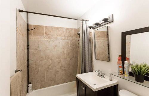 SunHouse 1410sqft BBQ 3xTVs Pets W/D Backyard - Photo 5