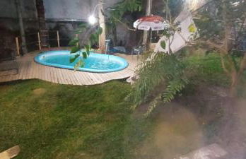 Casa na praia com quintal amplo e piscina - Foto 1