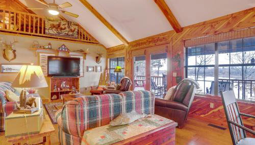 Deck and Fire Pit Waterfront Cabin in Greers Ferry! - Foto 4