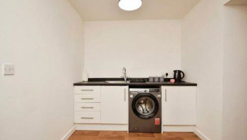 Lovely 2 bedroom flat in town centre by train station - Foto 5