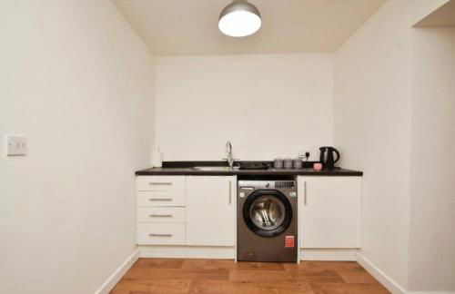 Lovely 2 bedroom flat in town centre by train station - Foto 5