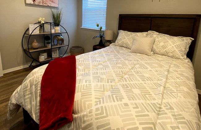 Evie's Campus-close 2 bedroom luxury - Photo 4