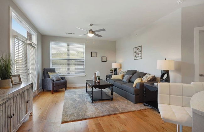 Luxurious Downtown Condo - Photo 12