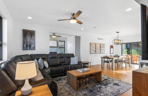 4BR Home with 4 Private Bathrooms 20 Min from Airport - Foto 12