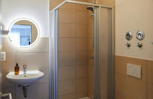 R B Apartment Hamburg Comfort am Flughafen für 1-5 Personen - ideal für Geschäftsreisende und Familien - Küche - Smart TV - Waschtrockner - kostenloser Parkplatz - Foto 23