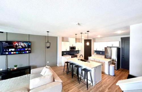 Loop, New Luxurious Large 3BR House, Sleeps 11 with Free Parking - Photo 76