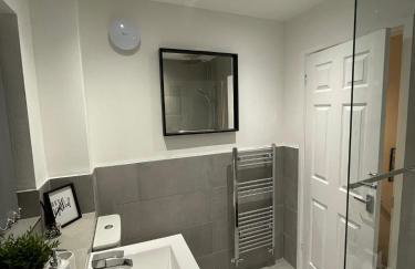 Lovely 2 bed house Cannock Driveway for 2 vehicles Perfect for contractors Business Travellers Short Stays Close to M54 M6 i54 A38 A5 McArthur Glen Designer Outlet - Foto 15