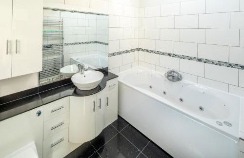 The Railway Inn MK - Victorian 3-Bedroom Home with Sauna, Jacuzzi Bath, FAST WI-FI & Free Parking - Foto 6