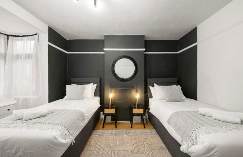 Acton 4BR House I Contractors I Families I Parking - Foto 1