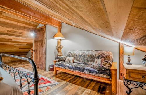 Frontier Cabin by Twin Beds Vacation Homes - Photo 25