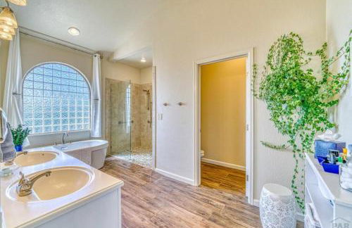 Hillside Haven Hot Tub & Stunning Mountain View - Foto 28