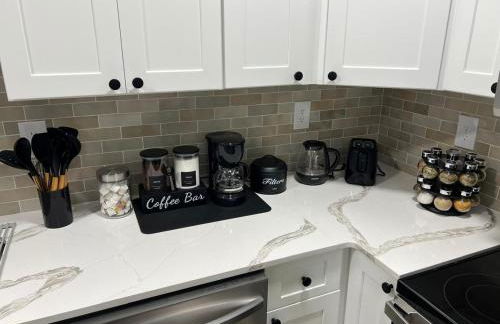 Modern Basement Retreat 2BR King suite - Foto 7