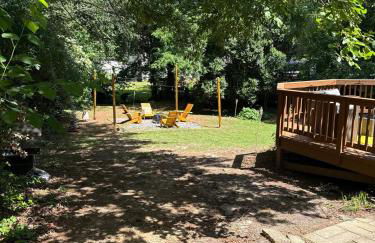 Spacious 4BR House Sleeps 9 Outdoor Lounge with Fire Pit plus Games - Foto 37