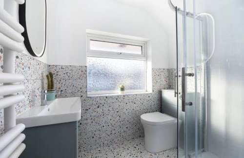 Charming 3 Bed Home in Churchdown with Hot Tub - Foto 19