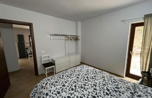 Tra il bosco e il lago - Foto 8