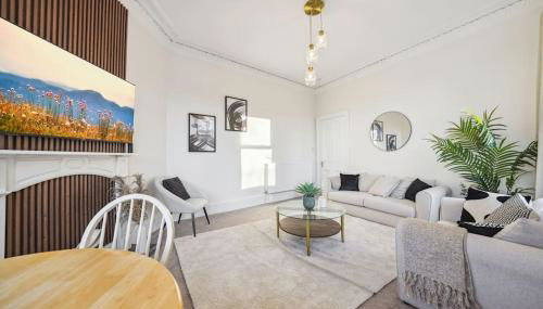 Large Terraced Home with Parking - Foto 2