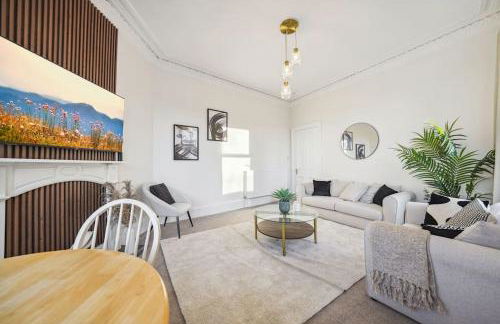 Large Terraced Home with Parking - Foto 2