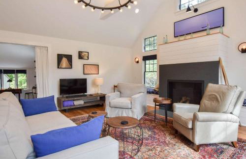 Gorgeous Renovation Walk to Water - Photo 7