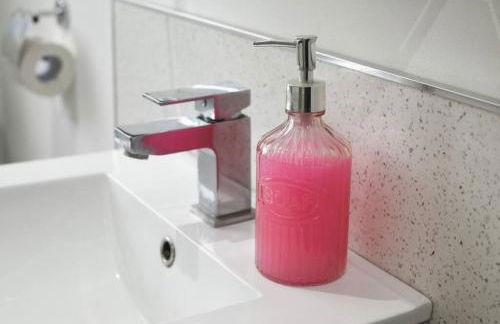 Air Maison - Large Family Home with Pool Table - Photo 20