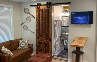 Refined Studio New Construction 1 Mile From Town - Foto 1