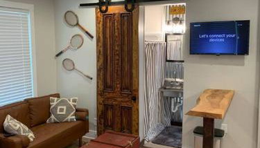 Refined Studio New Construction 1 Mile From Town - Foto 1