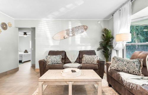 Boho Tiki Villa w Heated Saltwater Pool, King Beds & 6TVs - Photo 19