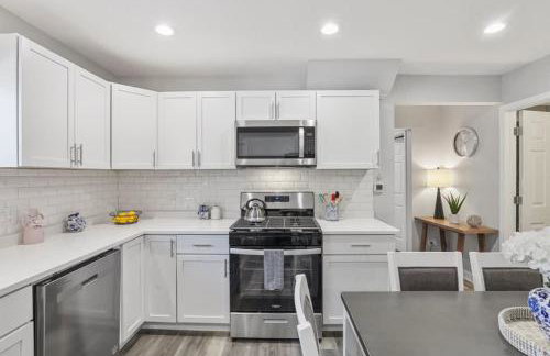 Cozy Chic 4BD 2BA Home in St Charles - Foto 14