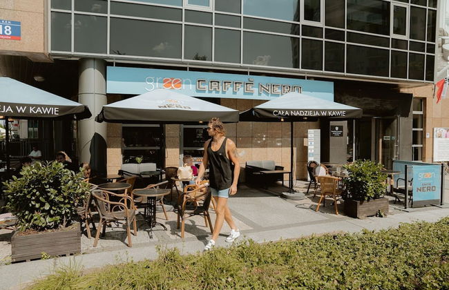 Chic Metro-side Apartment - Photo 14