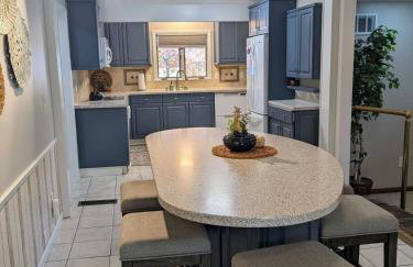 Walk to K-State, Sleeps 12, Pool Table, Hot Tub - Foto 32