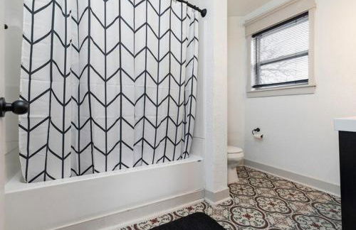 Fun Backyard Close to Downtown Pet Friendly 4BDRM - Foto 15