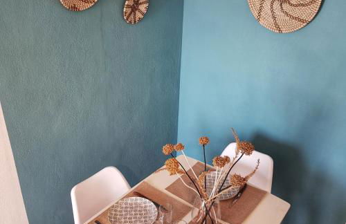 Appartement T2bis Sartène 60m2 avec jolie terrasse de 25m2 et vue panoramique mer et montagne sur le Golfe du Valinco - Quartier calme à 10mn à pied du centre ville - Idéal pour 4 personnes et possibilité de 6 couchages - Place de parking réservée - Foto 7