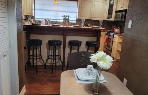 Entire 2br 2ba hilltop view home Sleeps 8 pets 4 acres Jacuzzi Central AC Kingbeds Office Free WiFi Parking Full Kitchen Refrigerator Washer Dryer Furnished Three 3 Large Sunset Dining Patios Grill Stovetop Oven Hiking Wildlife Firepit Quiet very Secluded - Foto 15