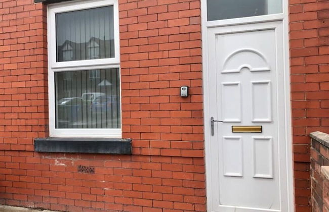 Stylish 3 Bedroom House Only 5 Mins From M6/m58 - Photo 31