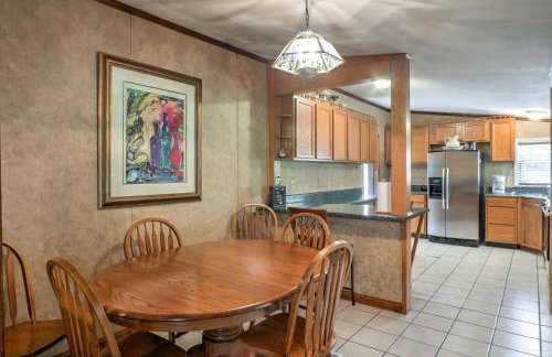 Ooltewah Cabin with Grill, Pool Table and Porch! - Foto 10