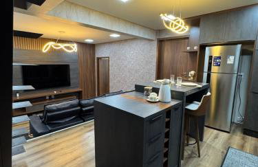 Moderno, Aconchegante e Perto de Tudo! - Foto 17