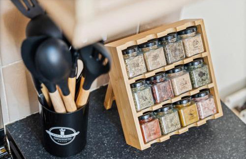 3 Bedrooms Elegant Homely House, Sleeps 6 Comfortably with 4 Double Beds, Newcastle, Free Street Parking, Business Travellers, Contractors, & Holiday Goers, Near all Major Transport Links in Newcastle & City Centre - Foto 19