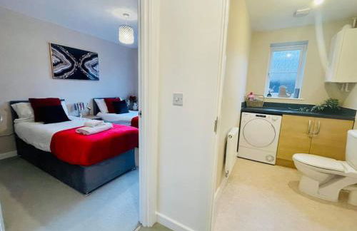 Spacious 4 Bedroom, 3 Bath House by Jesswood Properties Contractors, Business and Leisure with Free Parking and WIFI - Foto 21