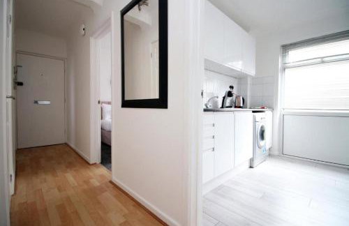 Peaceful 3 Bed Flat with Parking and Balcony by CTO Serviced Apartments - Foto 23