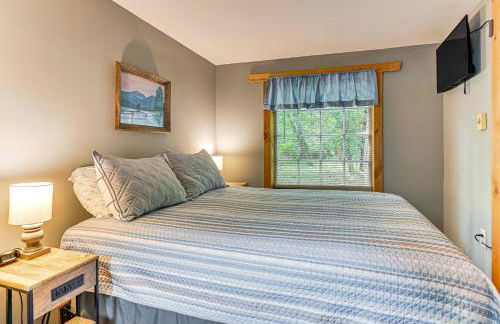 Less Than 8 Mi to Gore Mountain! Family Cottage with Porch - Foto 17