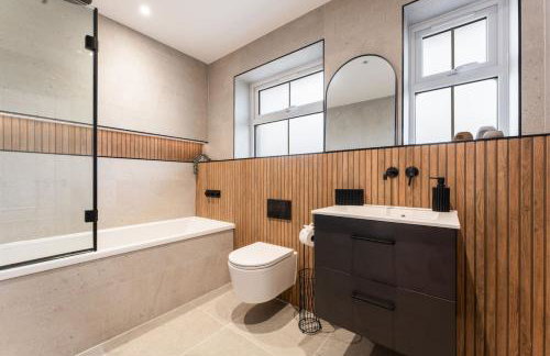 Luxury Four Bedroom Home Near Sandbanks - Photo 27