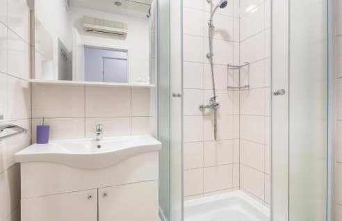 One-Bedroom Apartment In Ostrvica - Photo 11