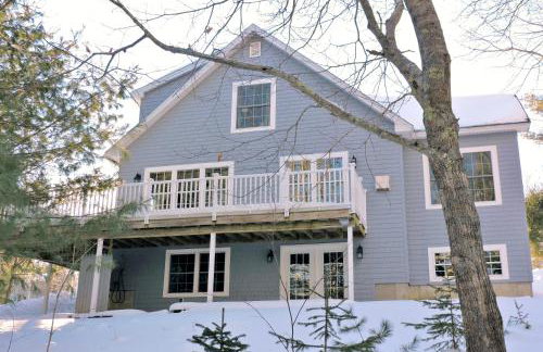 Beautiful Sandy Point Getaway with Wraparound Deck! - Foto 24