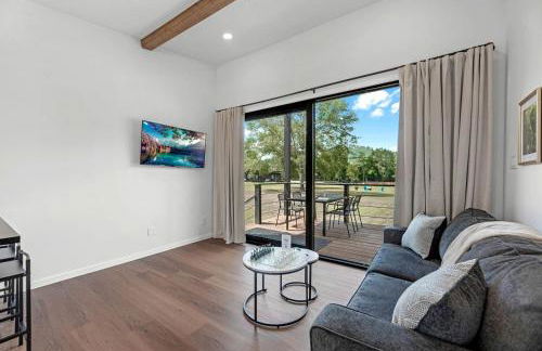 Tranquil Tiny Home Resort with Heated Pool & Goats near Houston, Hempstead Texas - Foto 19